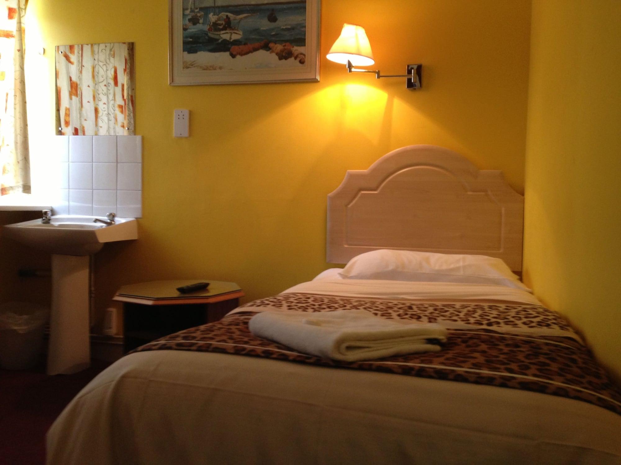 Acton Town Hotel Londra Dış mekan fotoğraf