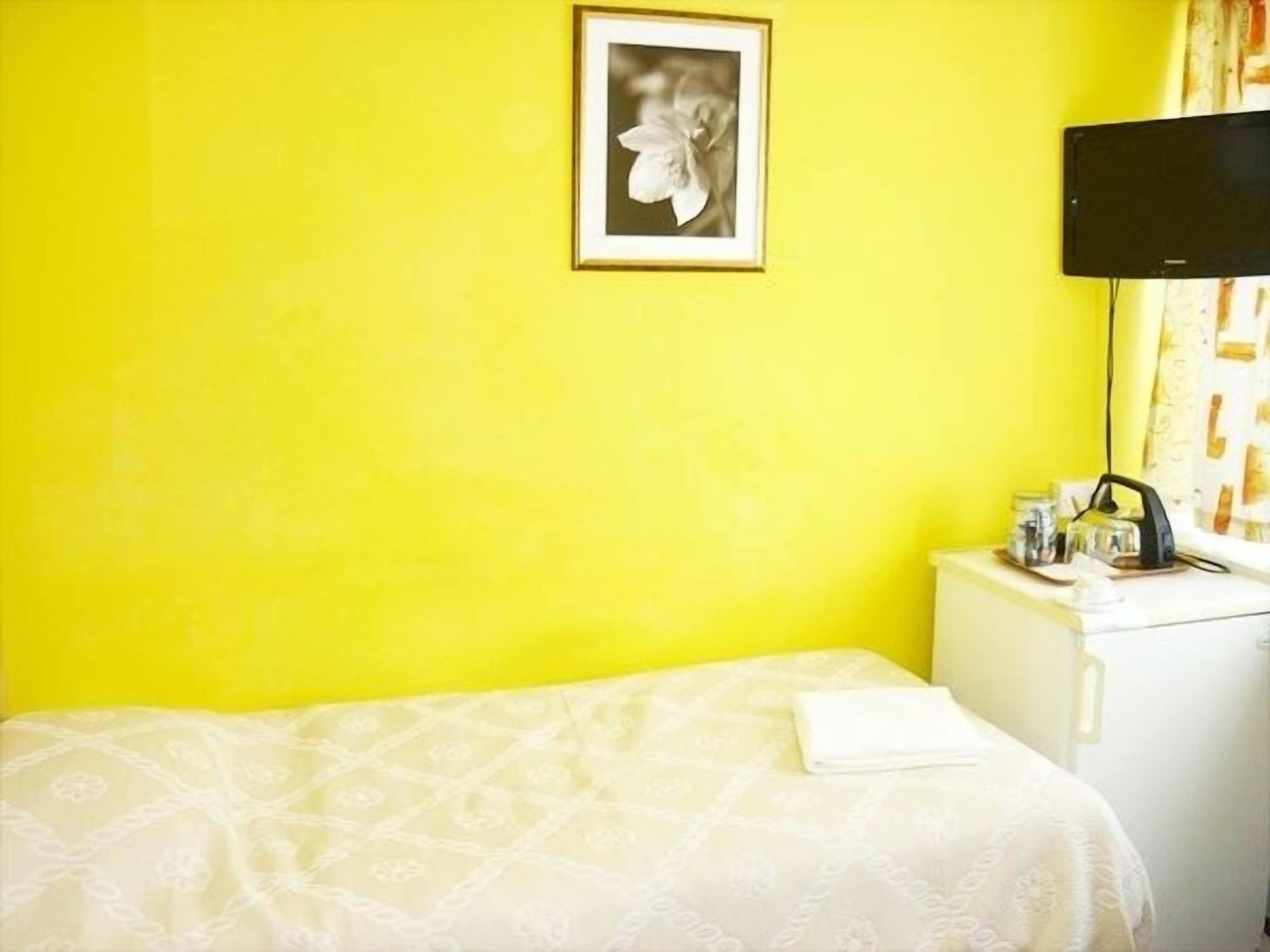 Acton Town Hotel Londra Dış mekan fotoğraf