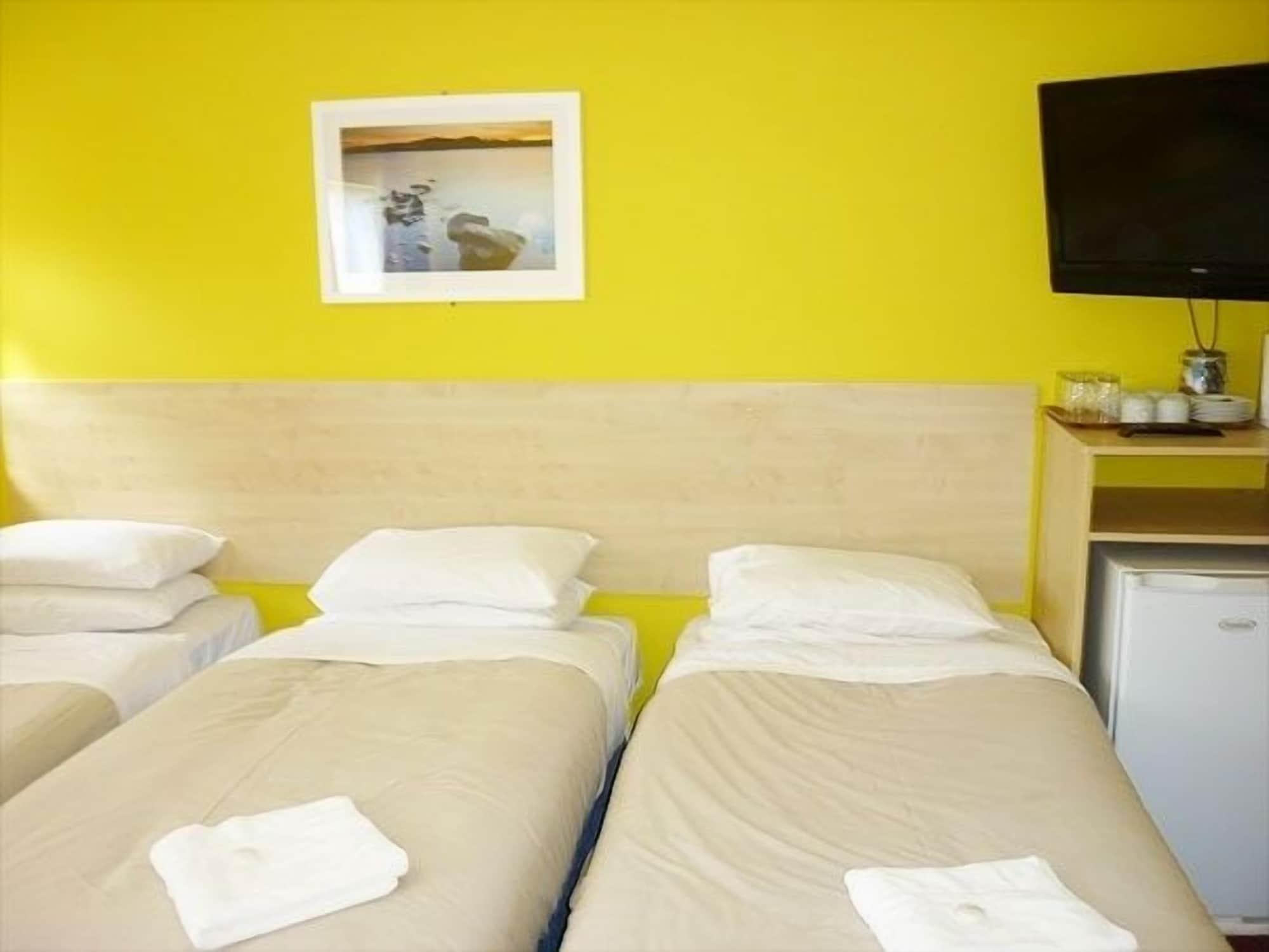 Acton Town Hotel Londra Dış mekan fotoğraf