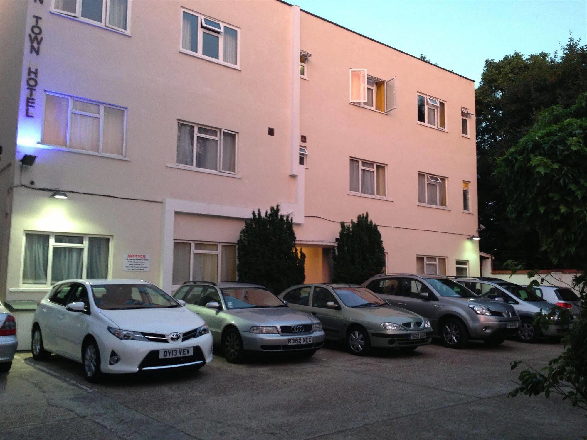 Acton Town Hotel Londra Dış mekan fotoğraf
