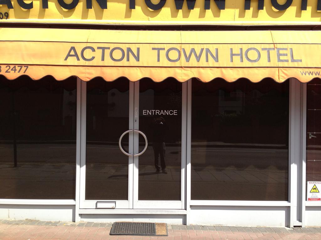 Acton Town Hotel Londra Dış mekan fotoğraf