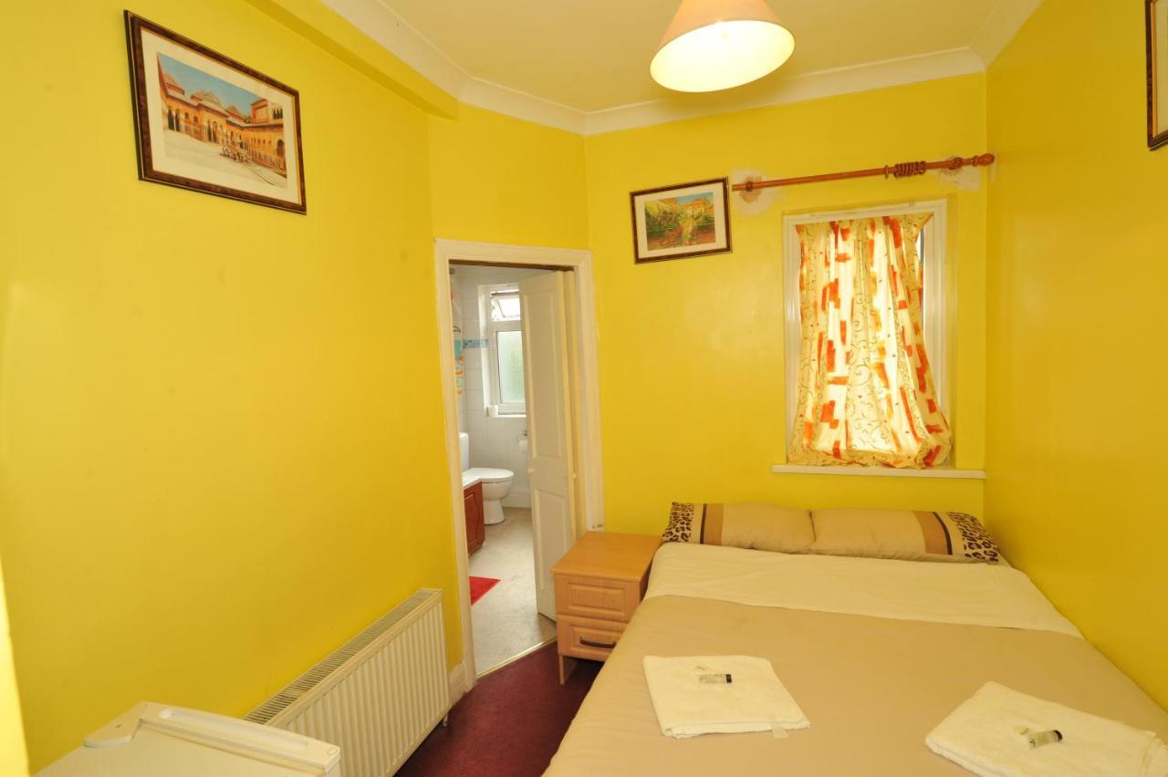 Acton Town Hotel Londra Dış mekan fotoğraf